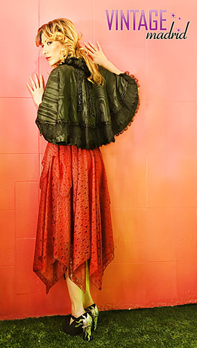 Celia Blanco lleva capa seda y azabache vintage, vestido de encaje vintage y zapatos de Arte para Vestir en la tienda Vintage Madrid