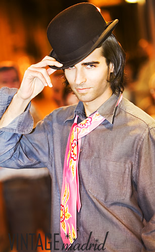 José Ovejas lleva bombín vintage, camisa vintage y corbata de Arte para Vestir.