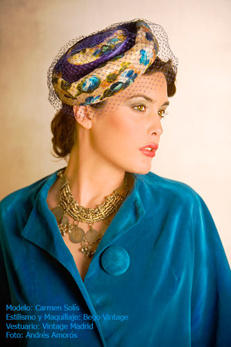 Carmen Solís lleva sombrero vintage de película de Hollywood de los años 50 y abrigo de terciopelo azul de Hollywood de los años 50