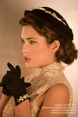 Carmen Solís lleva sombrero vintage de película de Hollywood de los años 50 y  chaleco vintage de encaje de Hollywood de los años 40