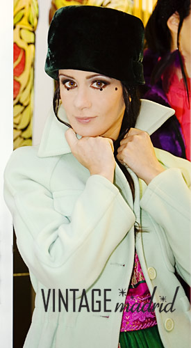 Carmen Cuello lleva abrigo vintage de Calvin Klein y sombrero vintage en la tienda Vintage Madrid