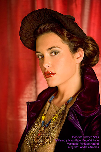 Carmen Solís lleva sombrero vintage de película de Hollywood de los años 40, traje vintage de encaje, abrigo de terciopelo morado de los años 60 y collar vintage tradicional afgano
